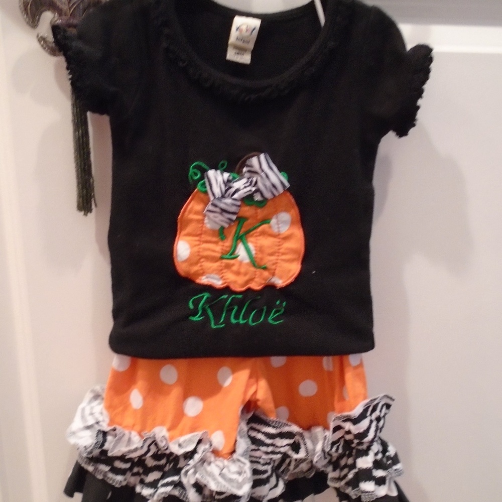 EUC custom pumpkin 2pc set w/Khloe!
